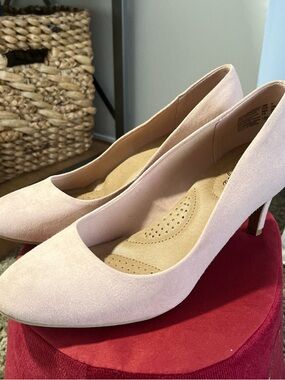 dexflex comfort Pale Pink Suede Pointed-Toe Heels